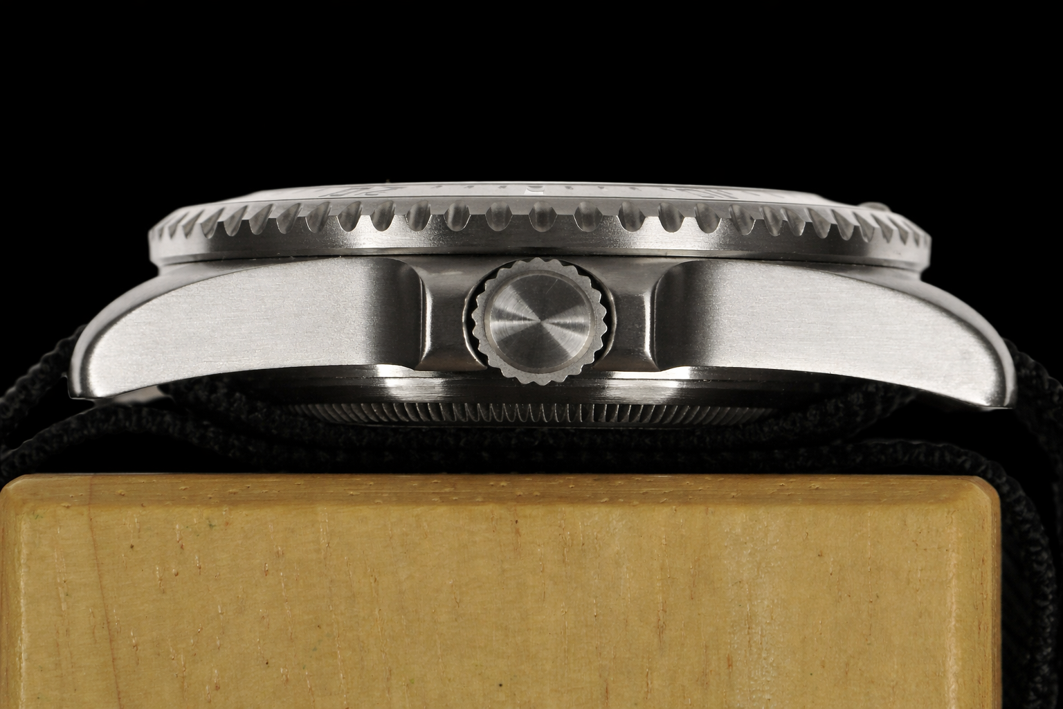 MWC Professional Military Diver 300m – Swiss Sellita SW200 Automatic with Sapphire Crystal, Ceramic Bezel & NATO Strap (Sterile Dial)